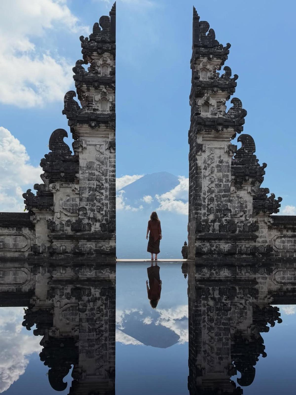 Marie-Mai au Temple Lempuyang en Indonésie
