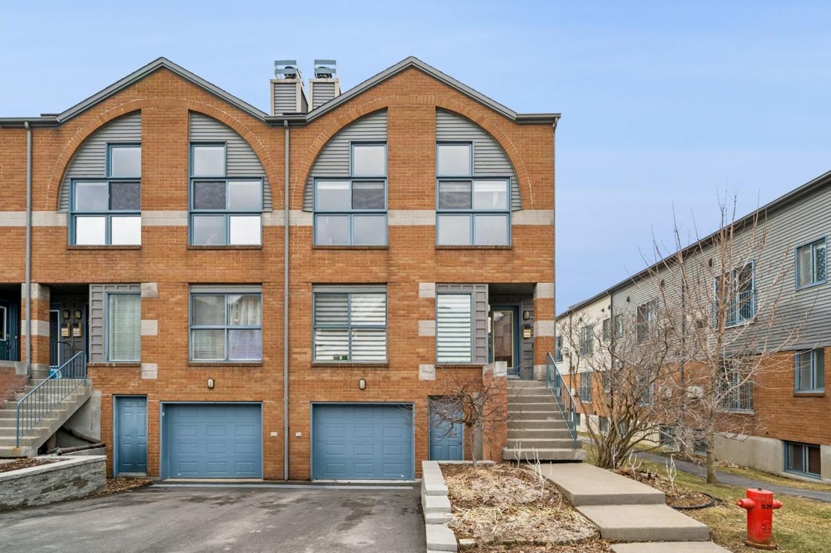 Façade du condo dans le quartier Saint-Louis