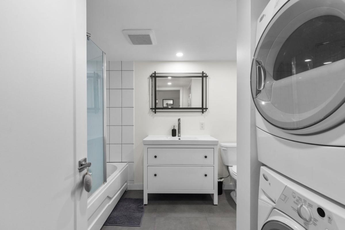 Salle de bain rénovée aux lignes contemporaines