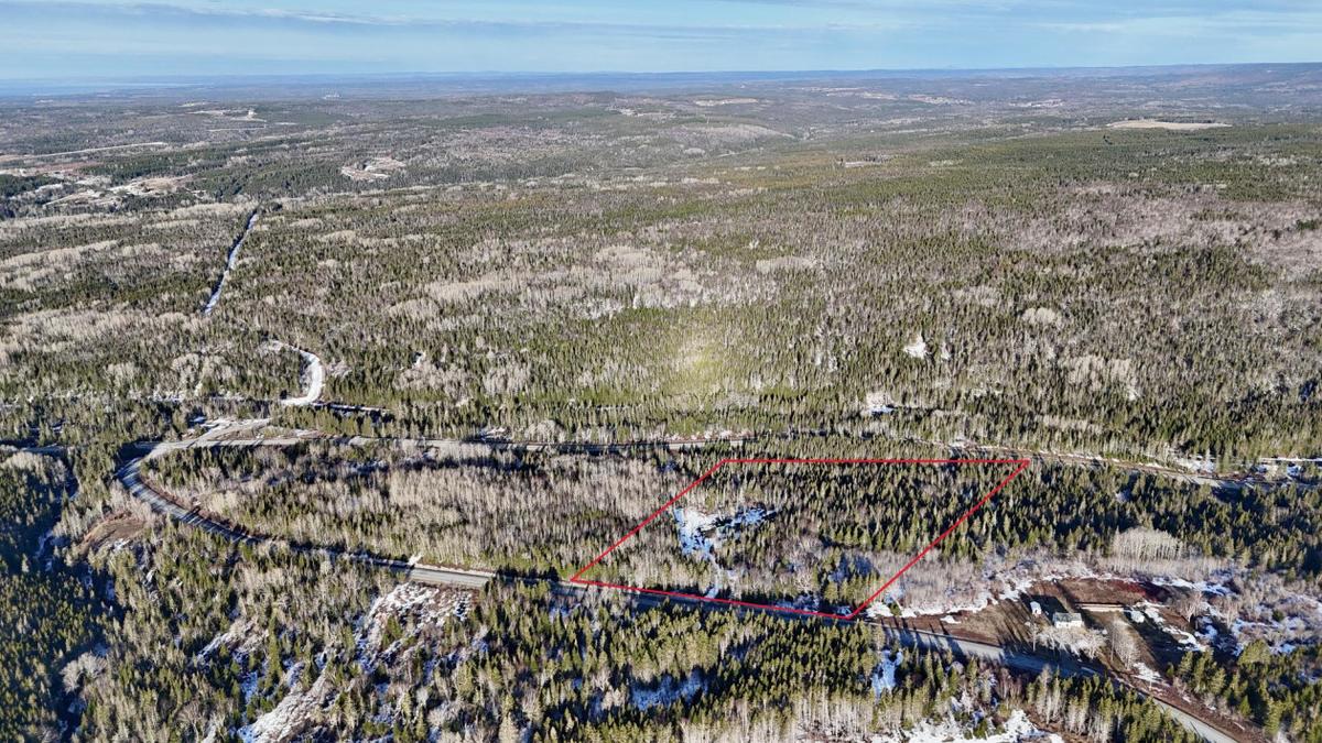 Vue aérienne de la propriété et de son environnement naturel