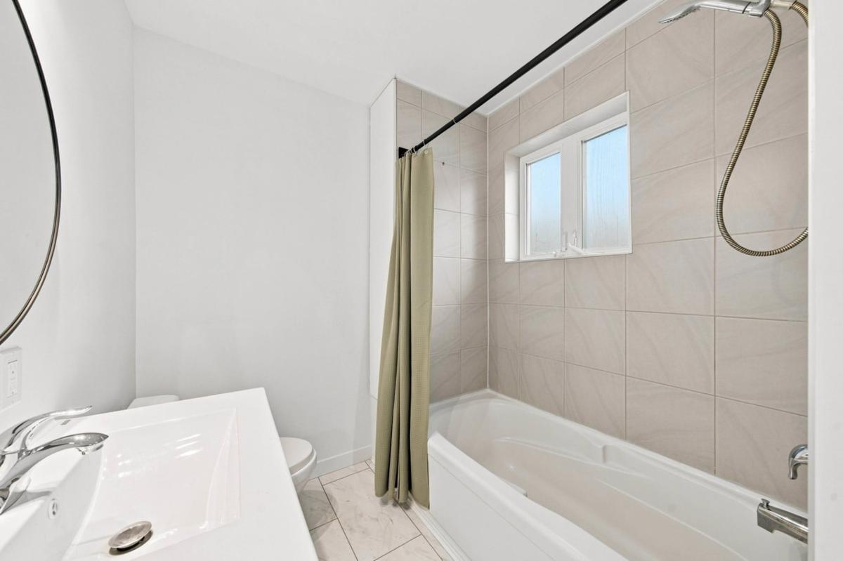 Autre angle de la salle de bain