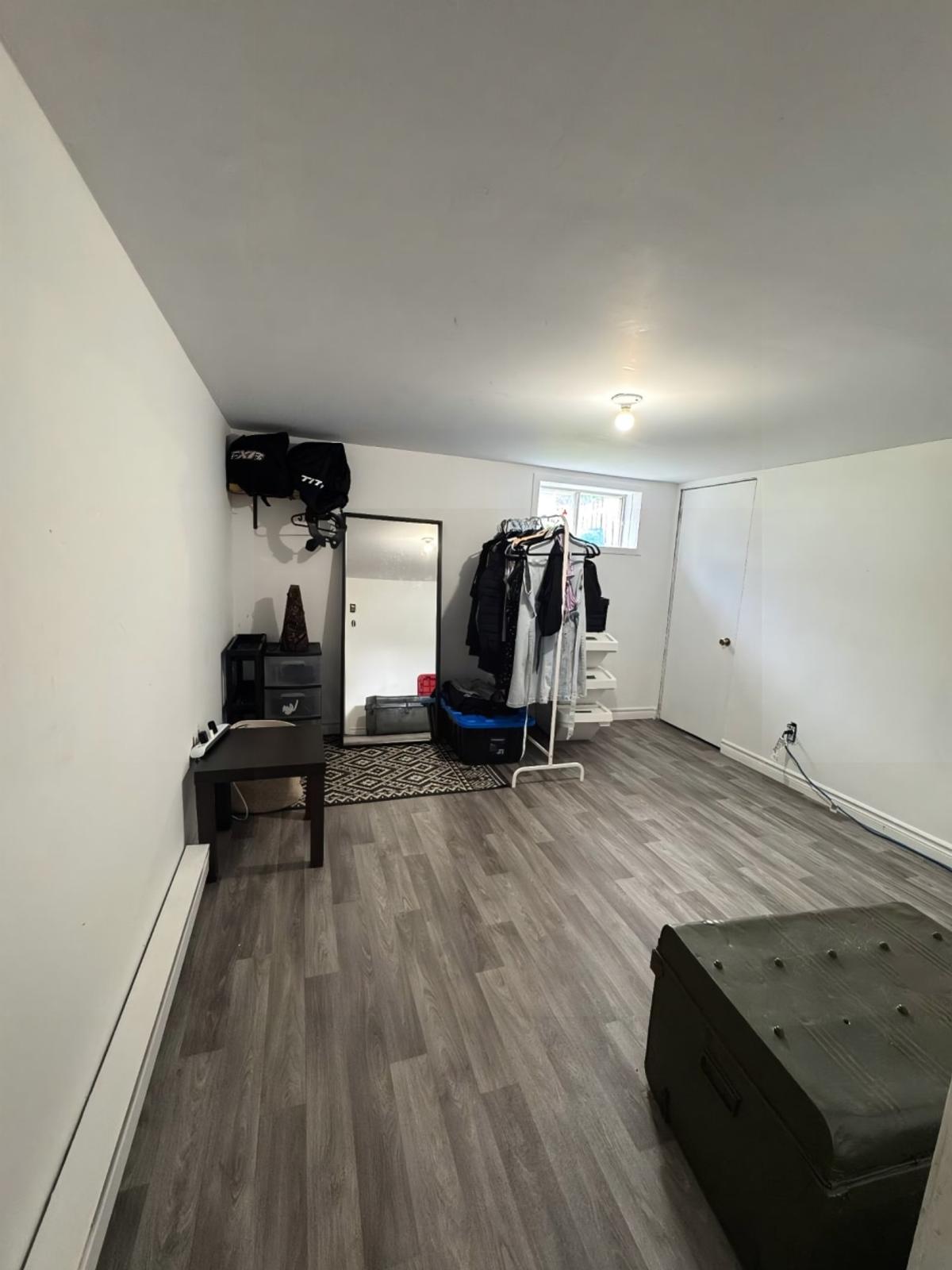 Chambre ou pièce polyvalente au sous-sol