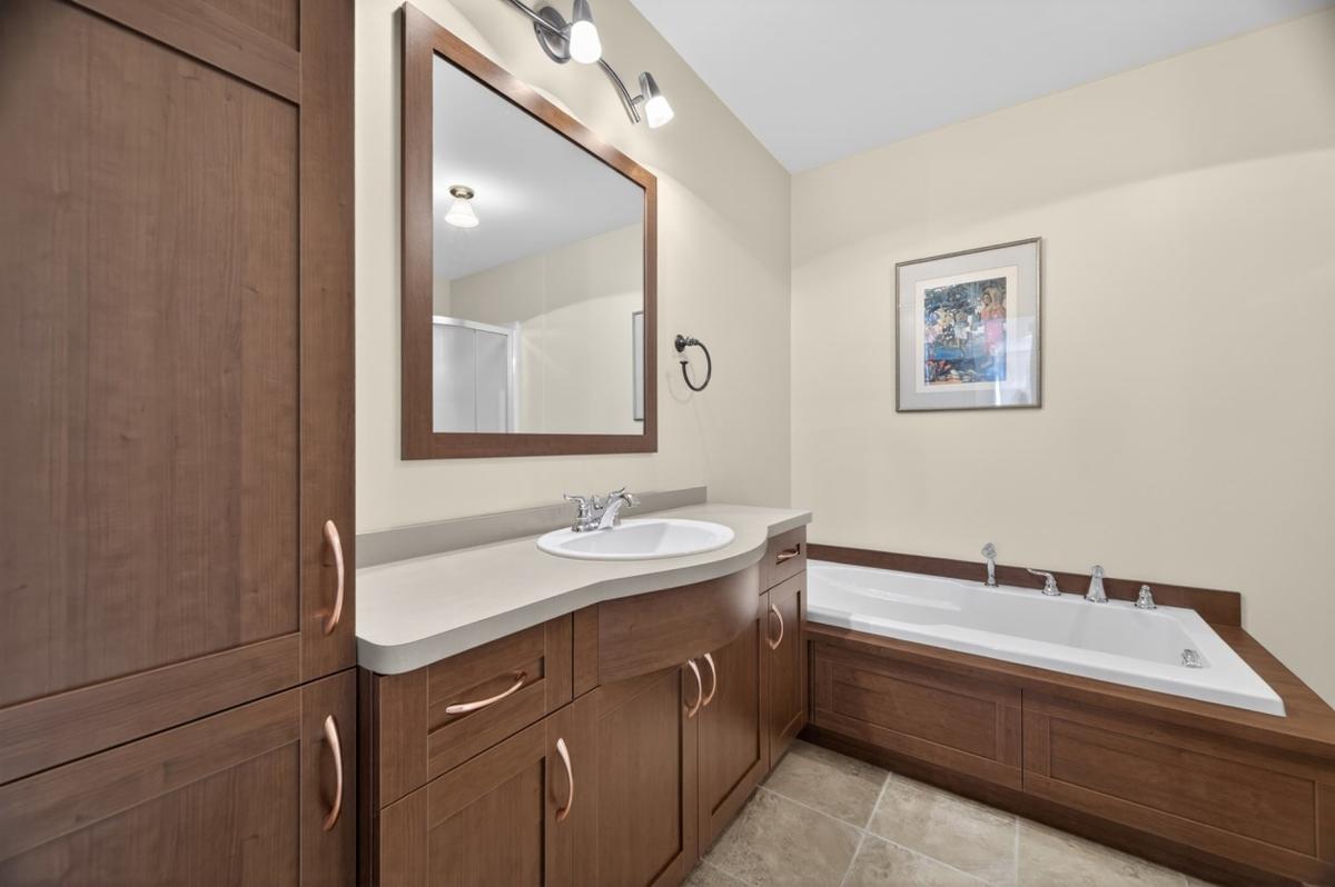 Salle de bain complète avec bain et douche séparés