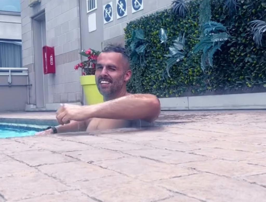 Homme piscine