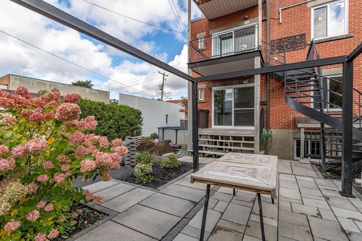 Ingrid Falaise met en vente son superbe duplex rénové au cœur du Nouveau-Rosemont