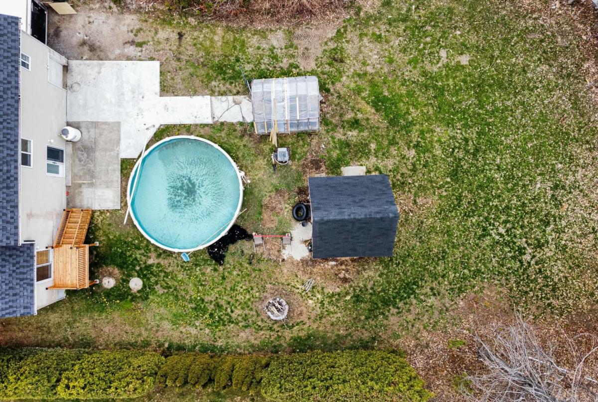 La piscine et la cour arrière