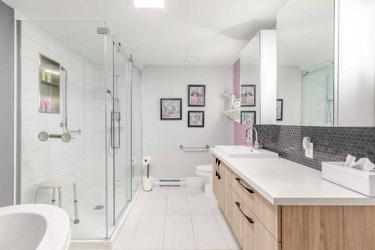 Salle de bain, détail des finitions