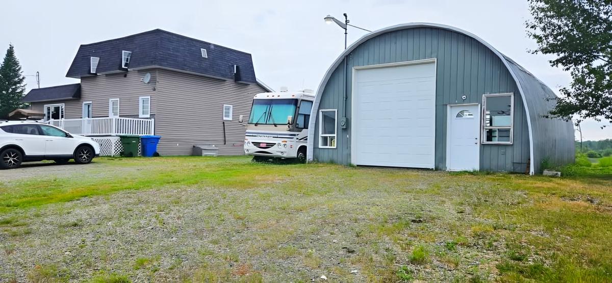 Salon spacieux au rez-de-chaussée