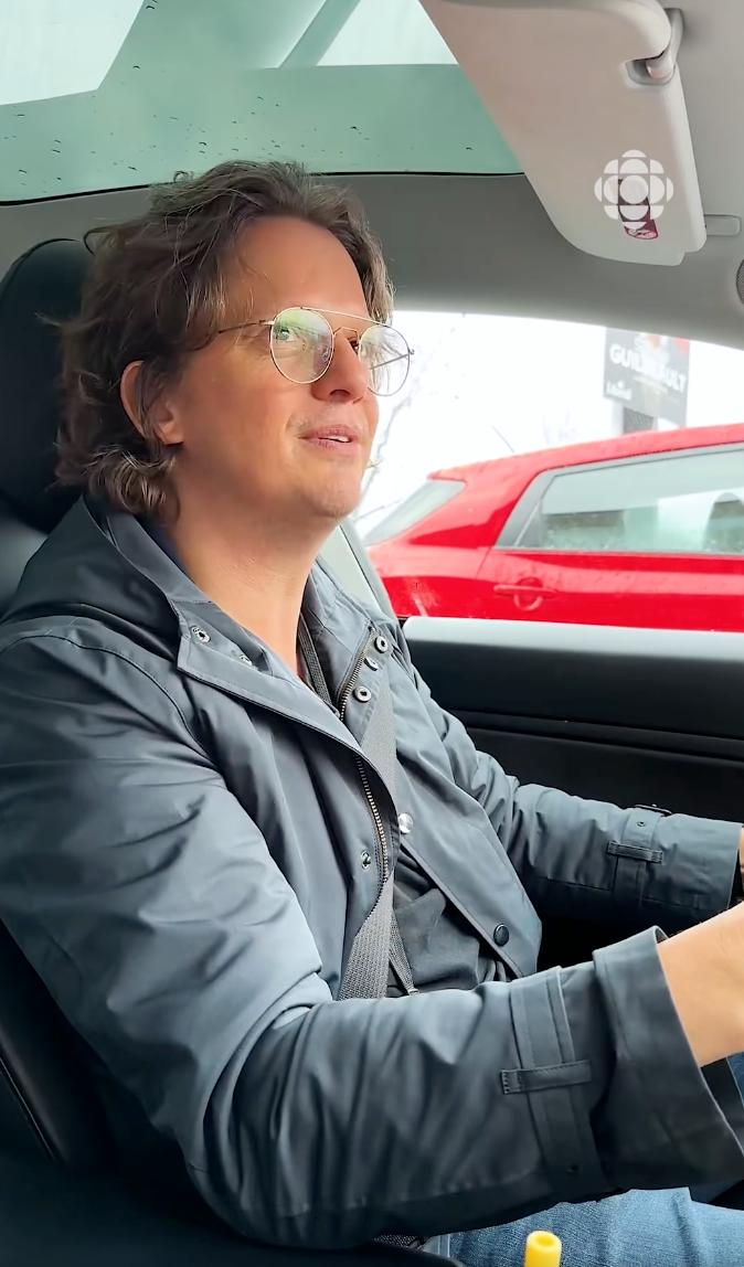 Pierre-Yves McSween au volant de sa Tesla