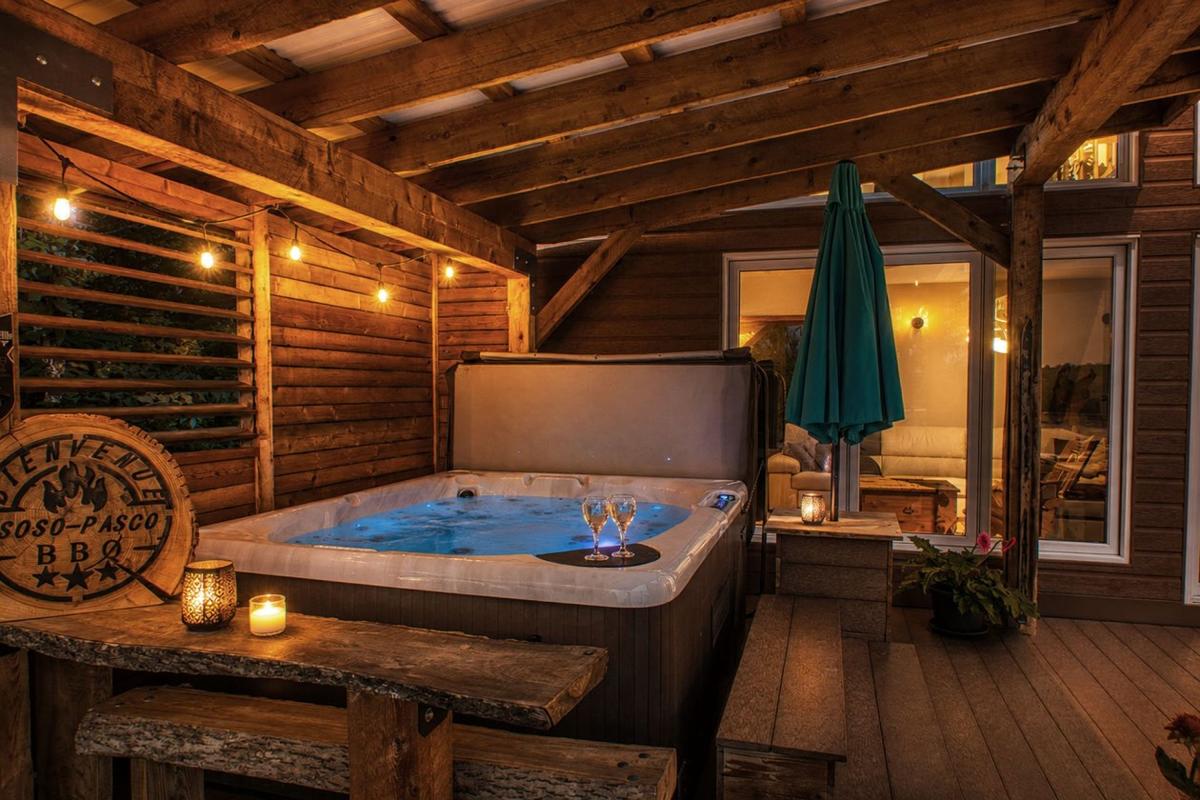 Le spa et son environnement boisé