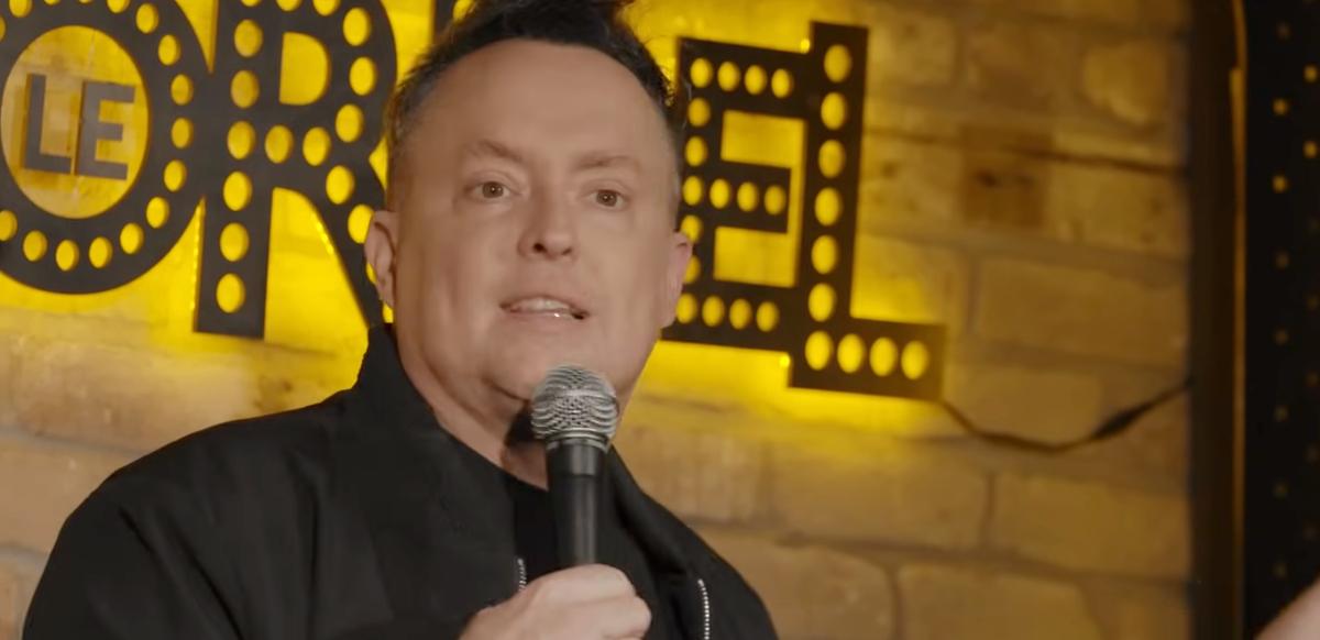 Mike Ward lors de son spectacle au Bordel