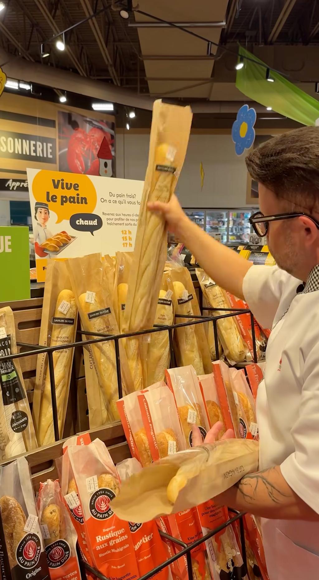 Employé place le pain chaud chez IGA