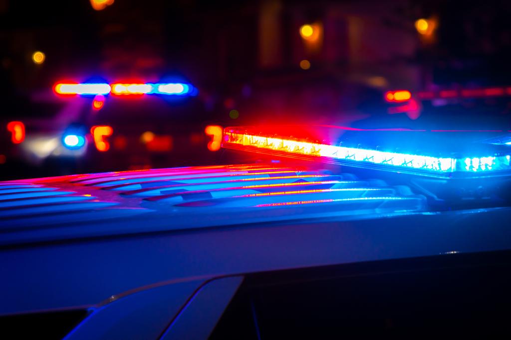 Lumières de voiture de police dans le noir 