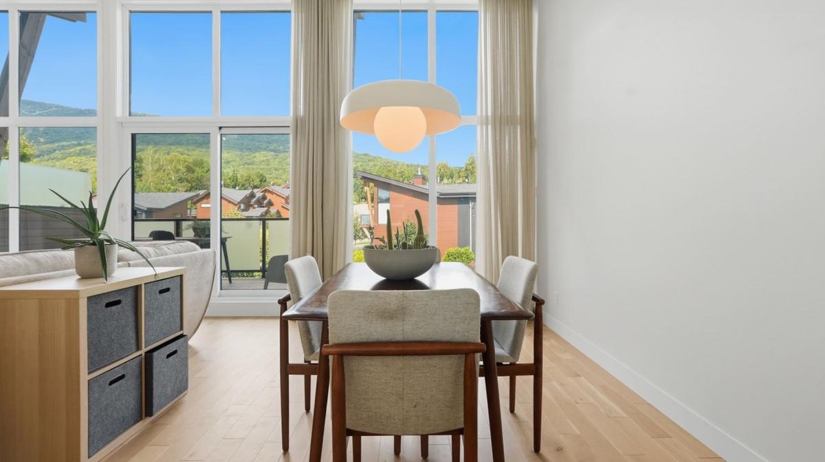 La salle à manger ouverte sur le séjour