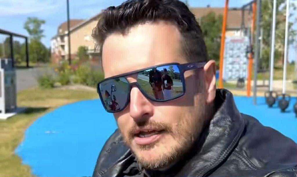 Homme avec lunettes