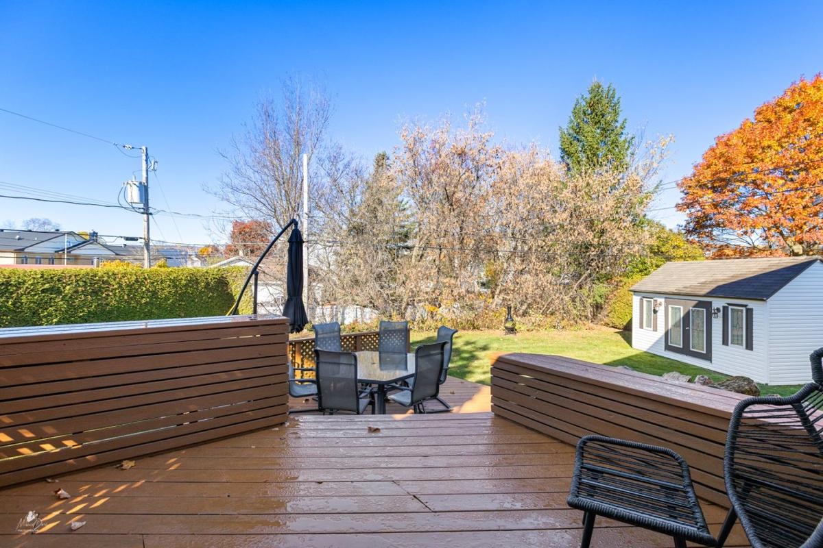 Le balcon donnant sur le terrain