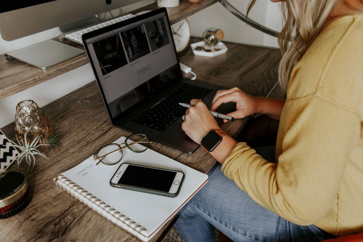 Corinne Kutz - Unsplash, personne qui travaille à l'ordinateur
