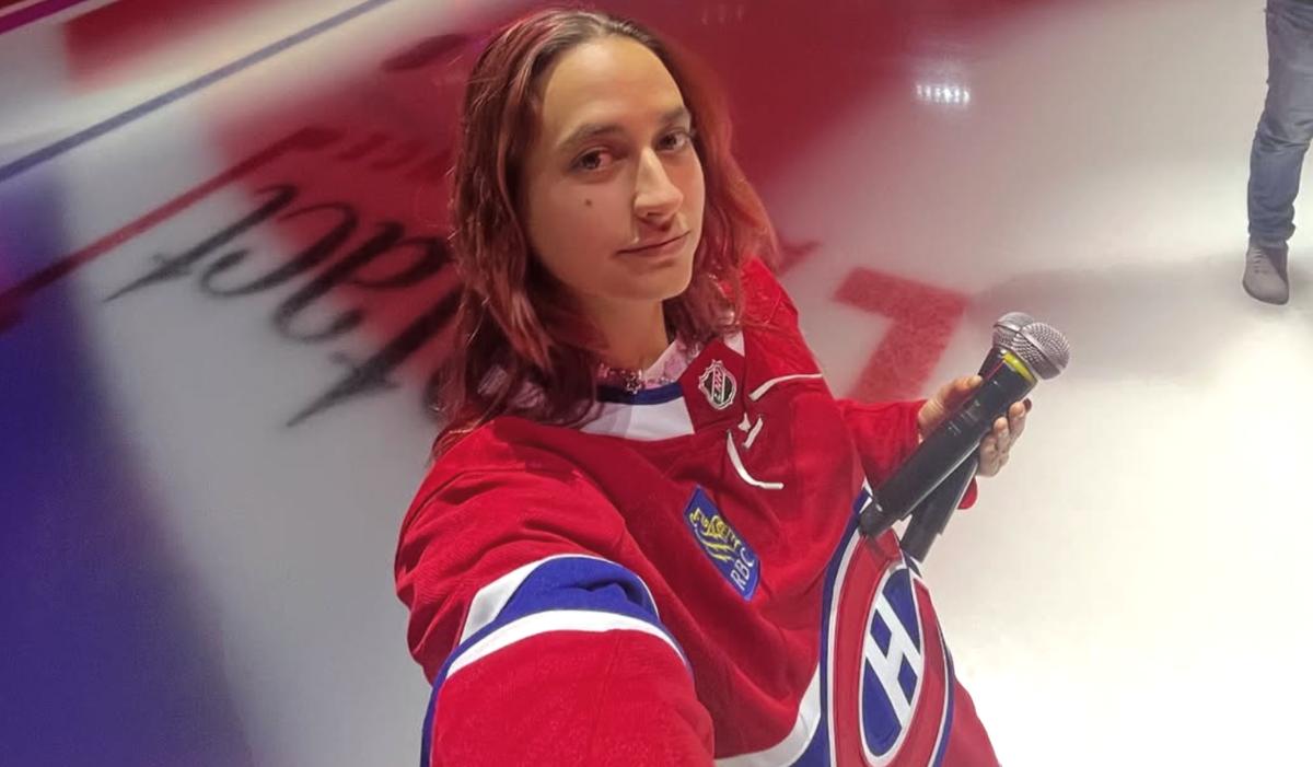 Éléonore Lagacé avec un chandail du Canadien