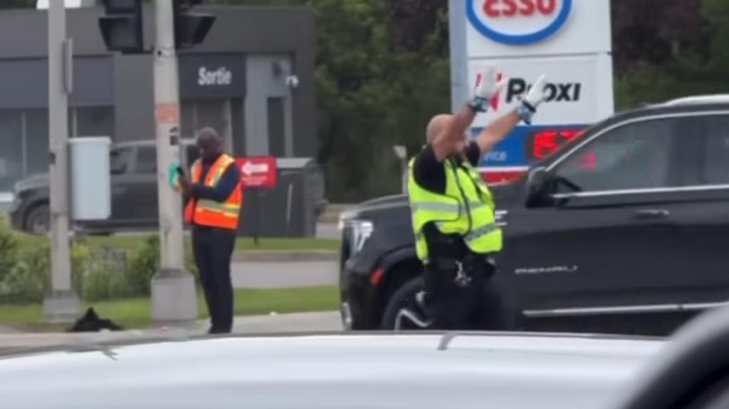 Policier qui danse à Blainville