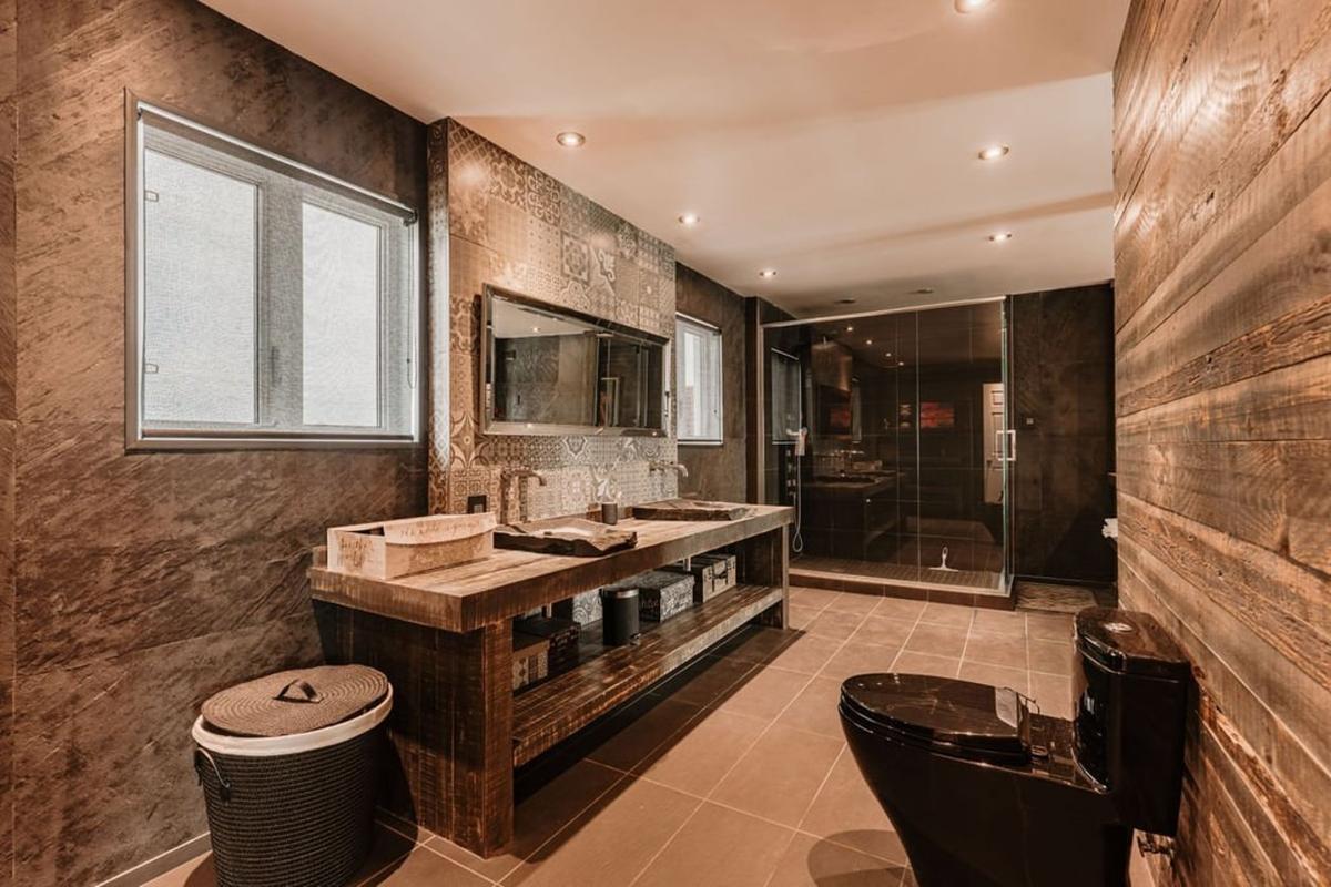 Détails de la salle de bain à l'étage