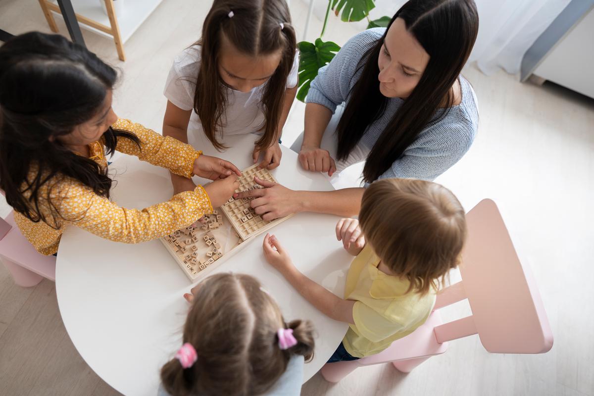 Freepik, enfants et éducatrice en service de garde