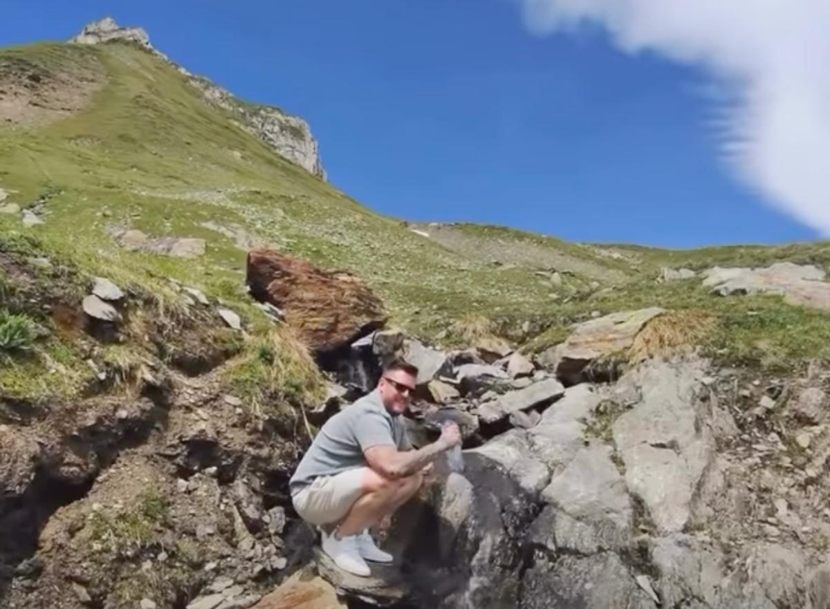 Mathieu Baron près d'un ruisseau de montagne