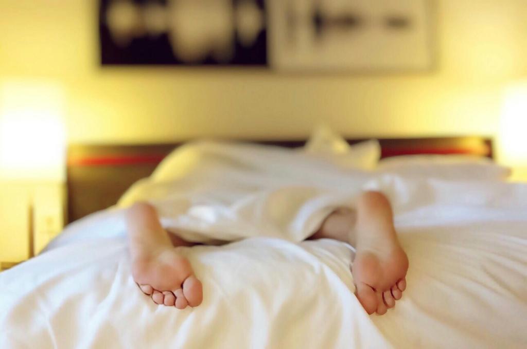 Pieds dans un lit