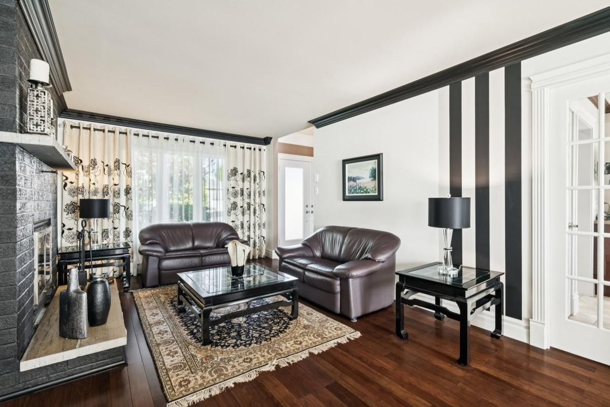 Salon avec foyer au bois en brique