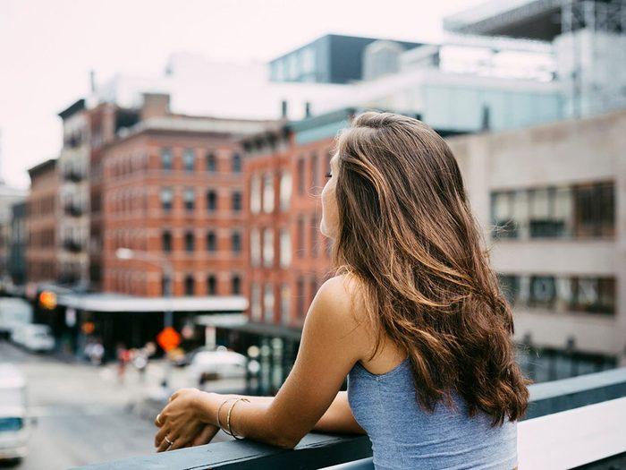 Femme cheveux bruns