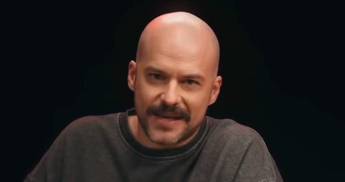 Marc-André Grondin dans Hot Ones Quebec