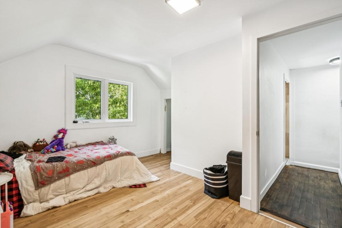 Chambre spacieuse à l'étage
