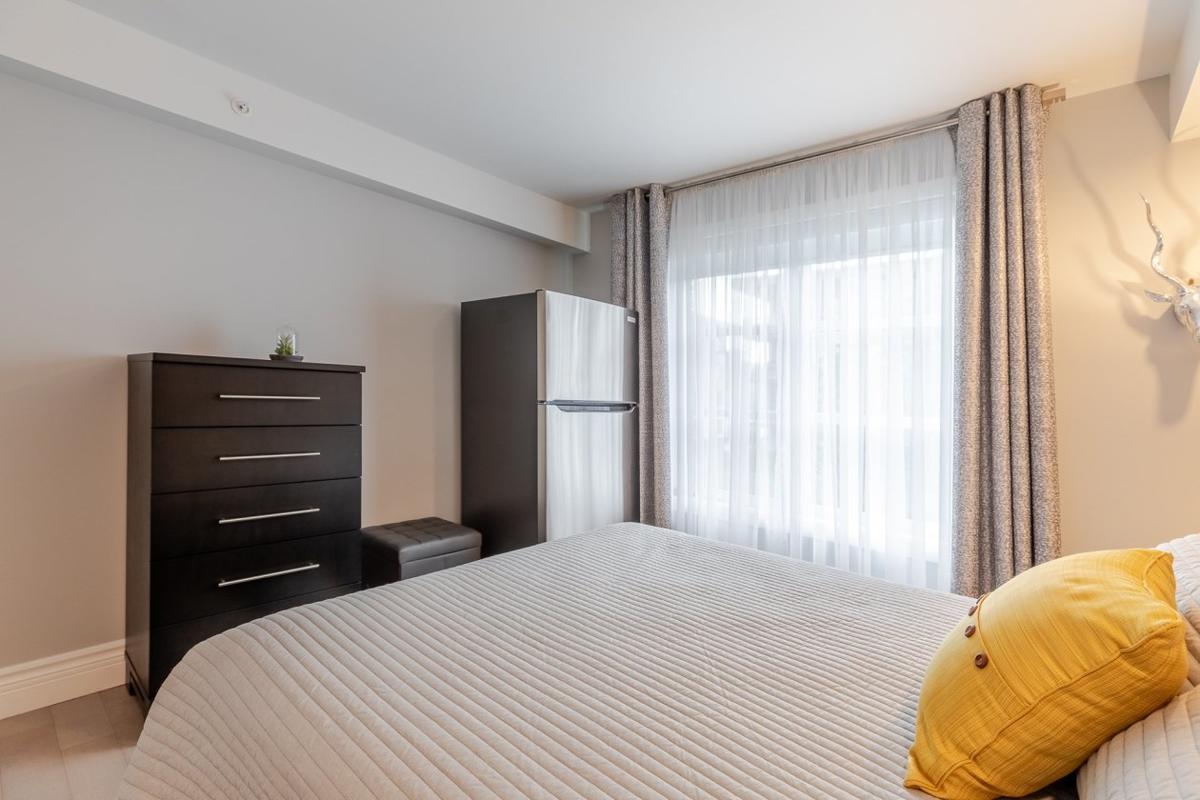 Deuxième chambre, vue vers la fenêtre