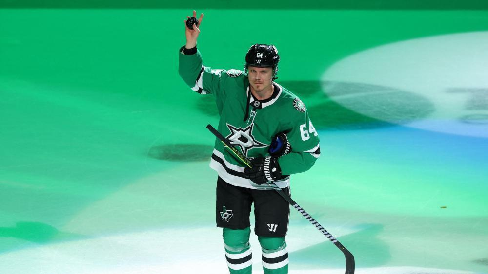 Mikael Granlund saluant la foule dans un chandail de Dallas