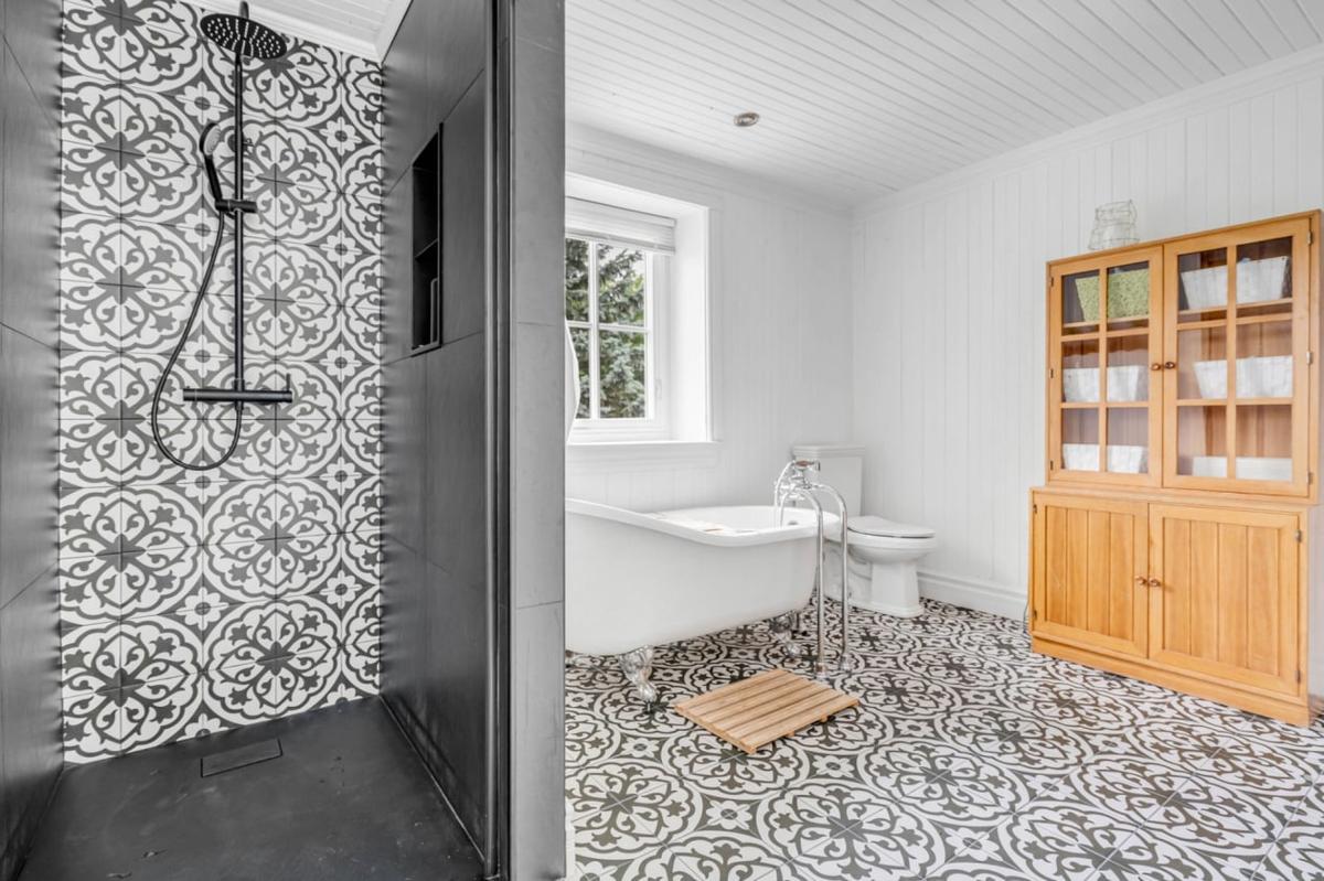 Détail de la salle de bain à l'étage