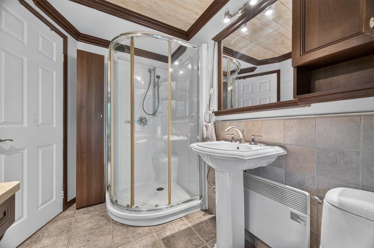 Autre angle de la salle de bain