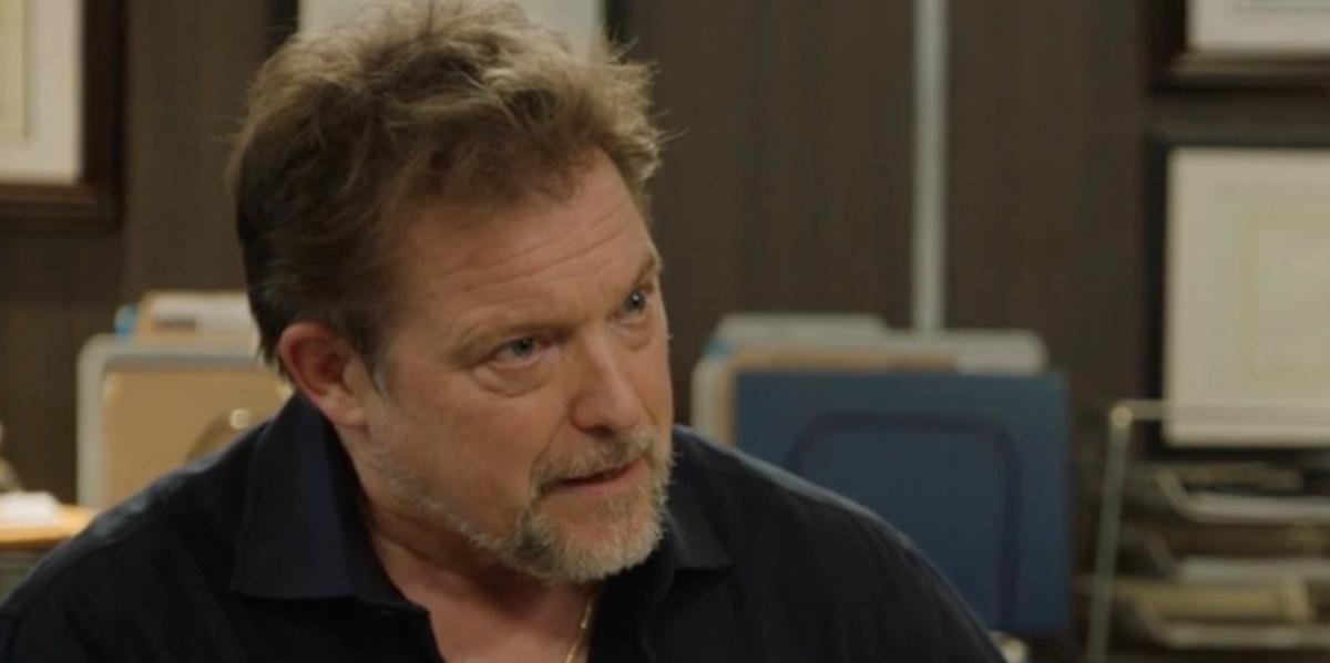 Vincent Graton dans son personnage de Christian Thibeault, lieutenant de l'escouade Antigang