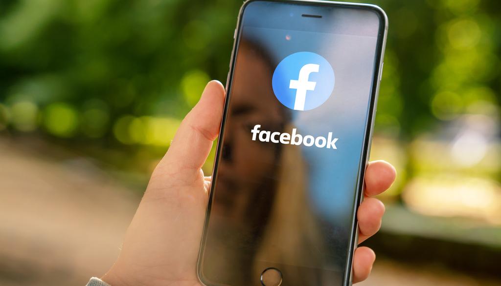Téléphone affichant le logo de Facebook