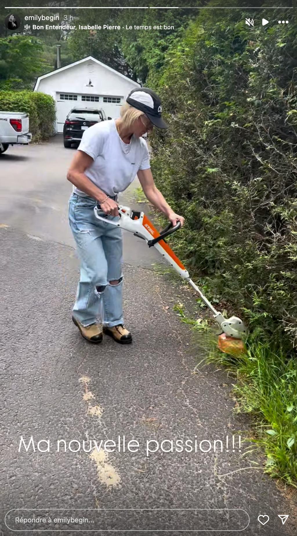 Emily Begin qui passe le weed-eater