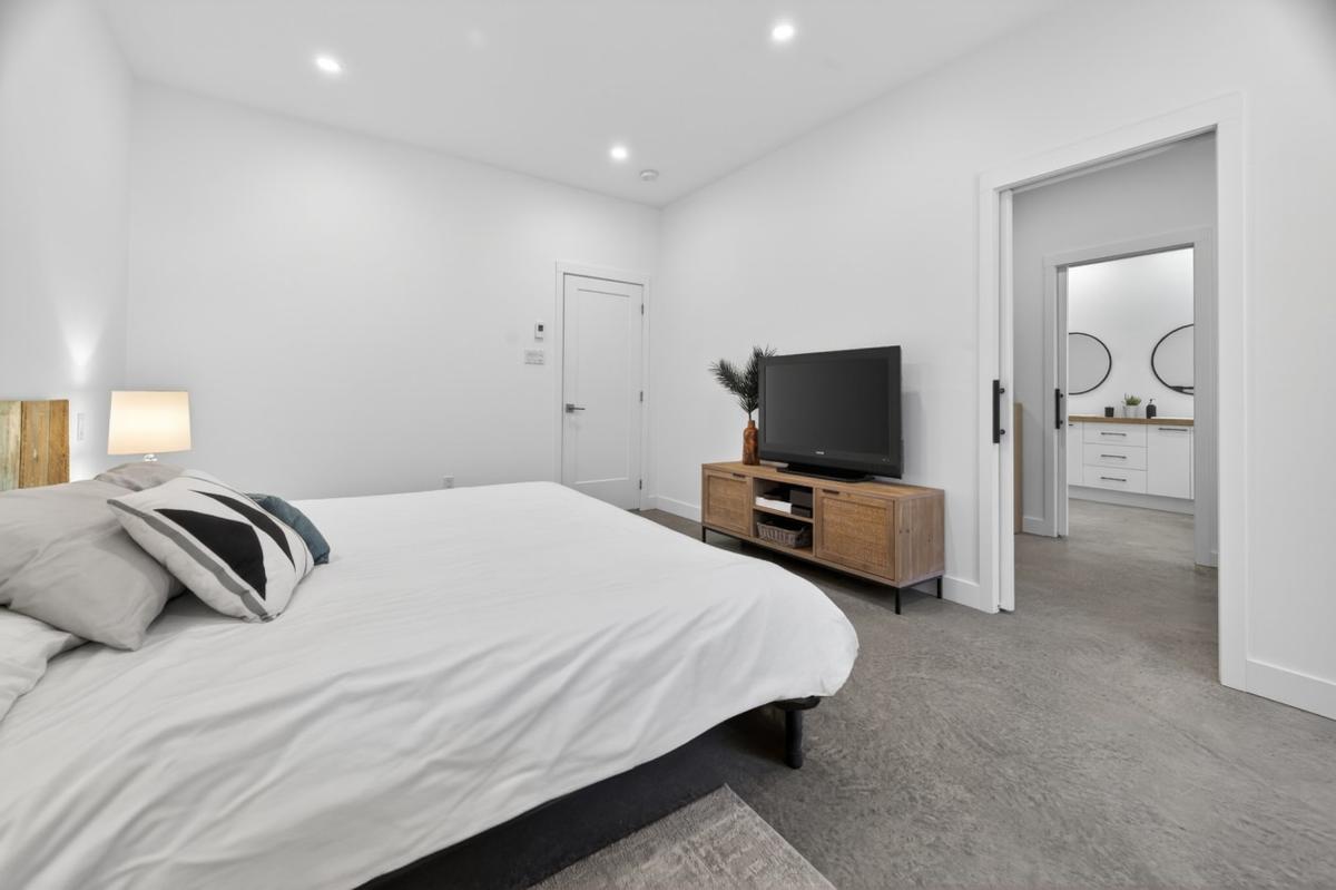 Vue complémentaire de la chambre principale