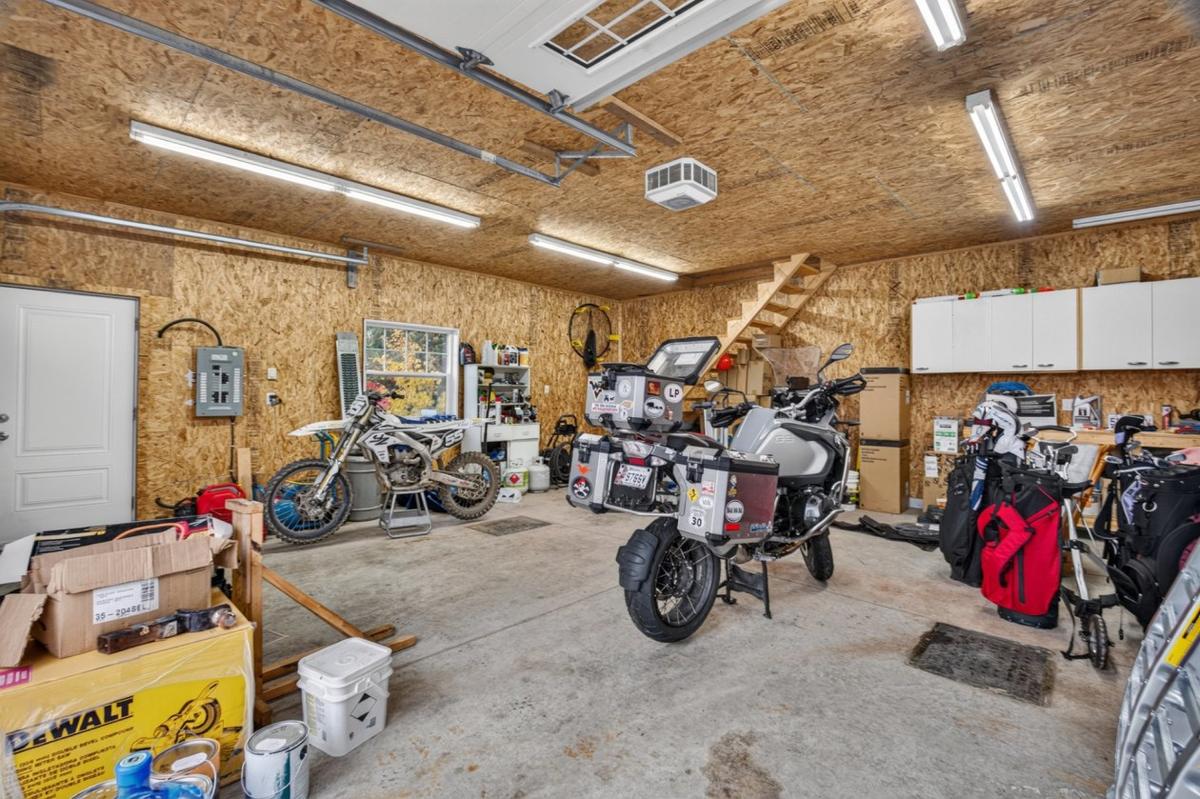 Mezzanine et espace de rangement du garage
