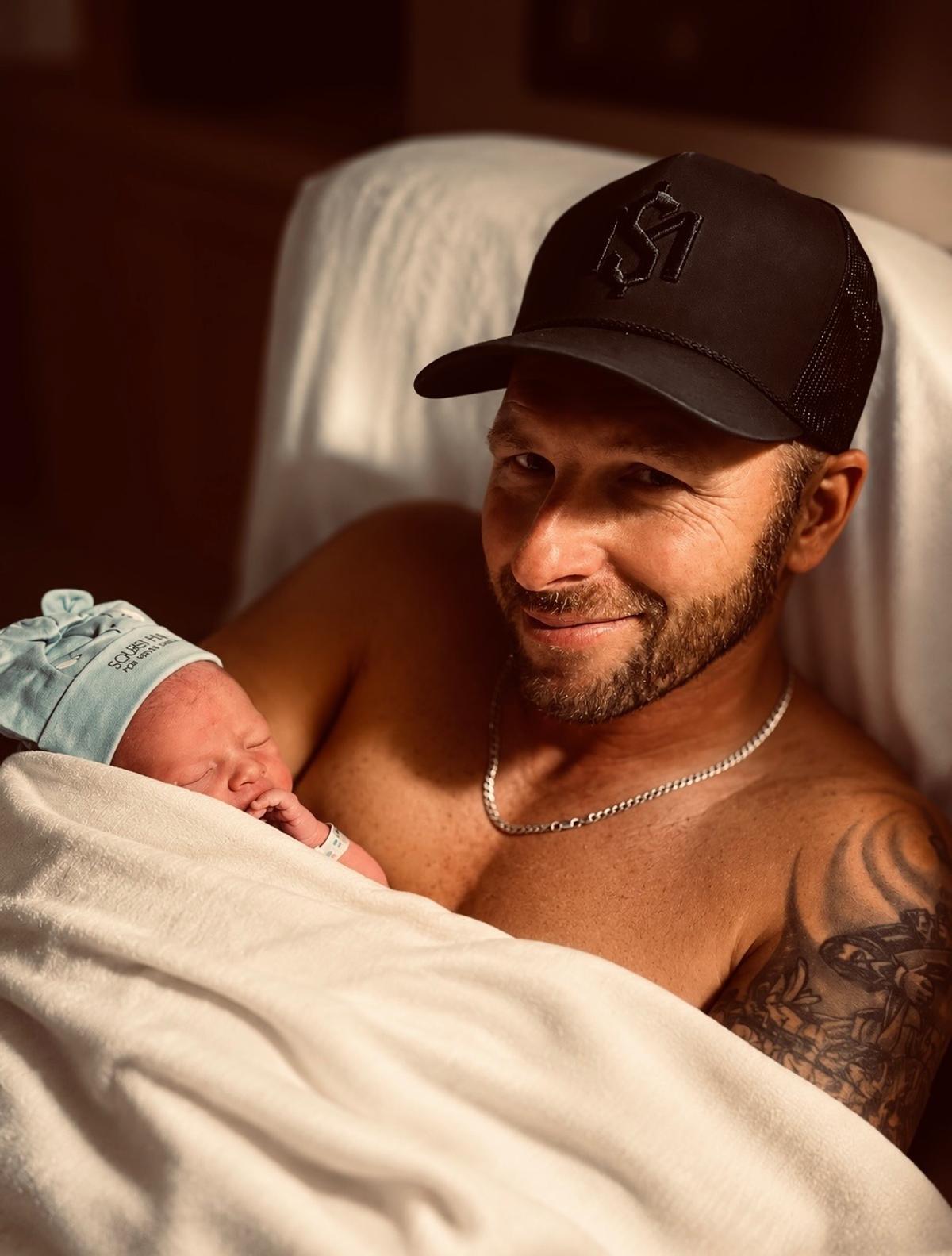 Dominic Roy et son bébé Bradley