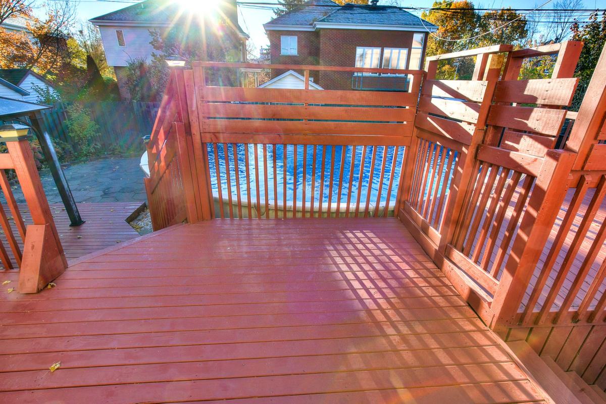 Terrasse aménagée donnant sur la cour