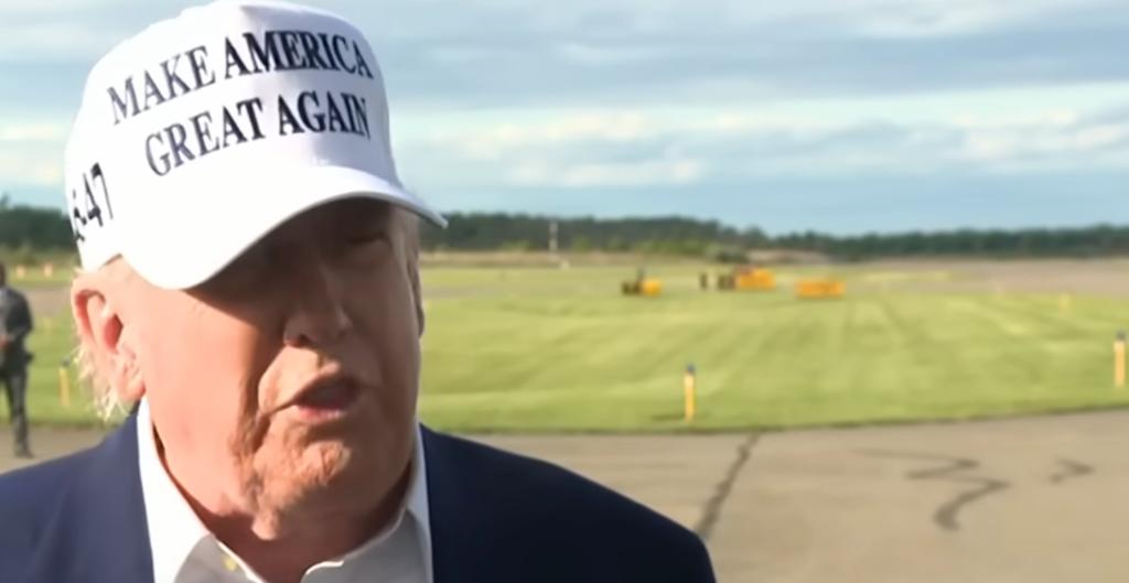Donald Trump avec une casquette blanche 