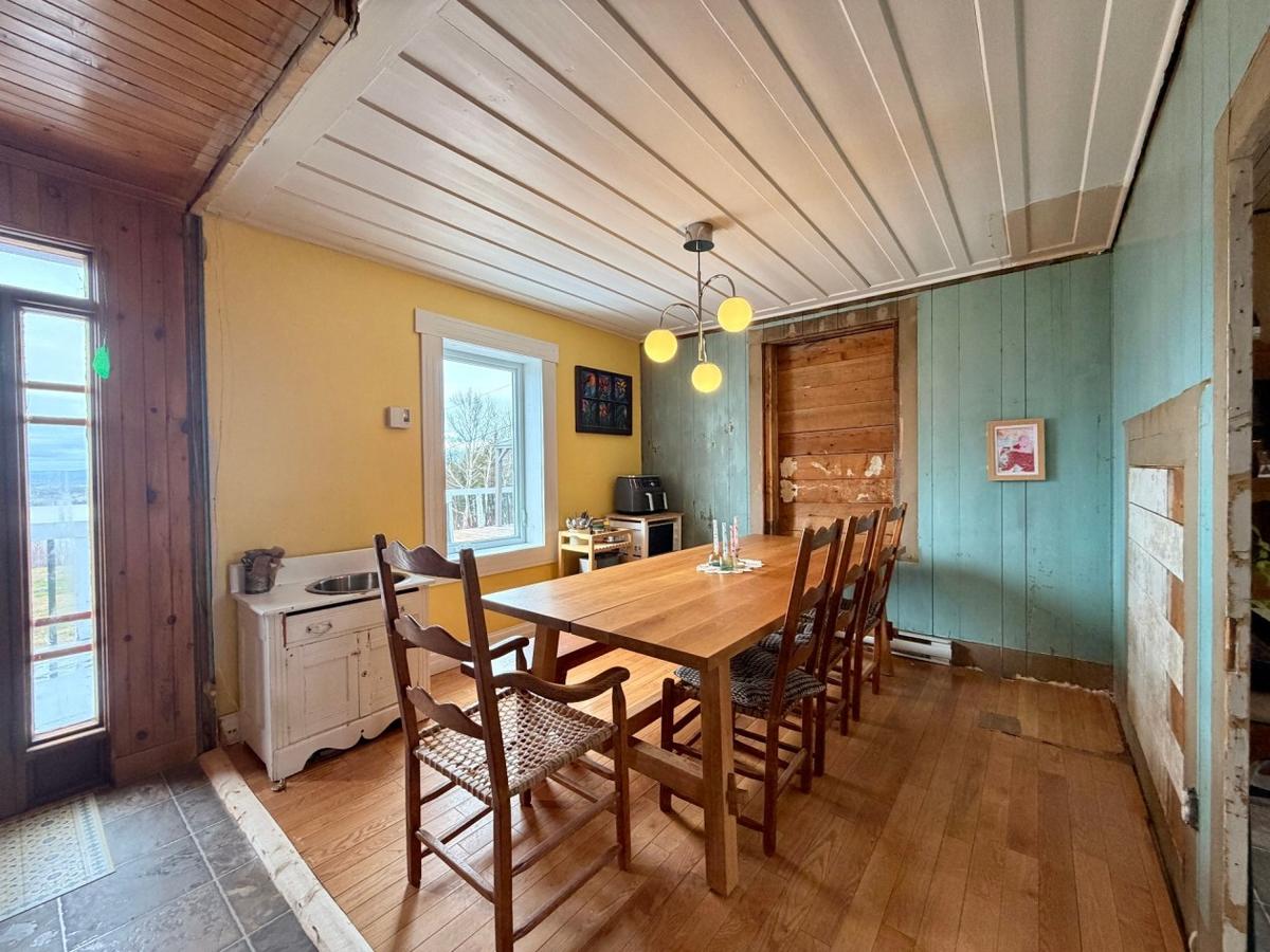 Salle à manger baignée de lumière