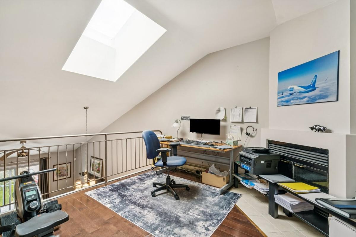 La mezzanine baignée de lumière zénithale