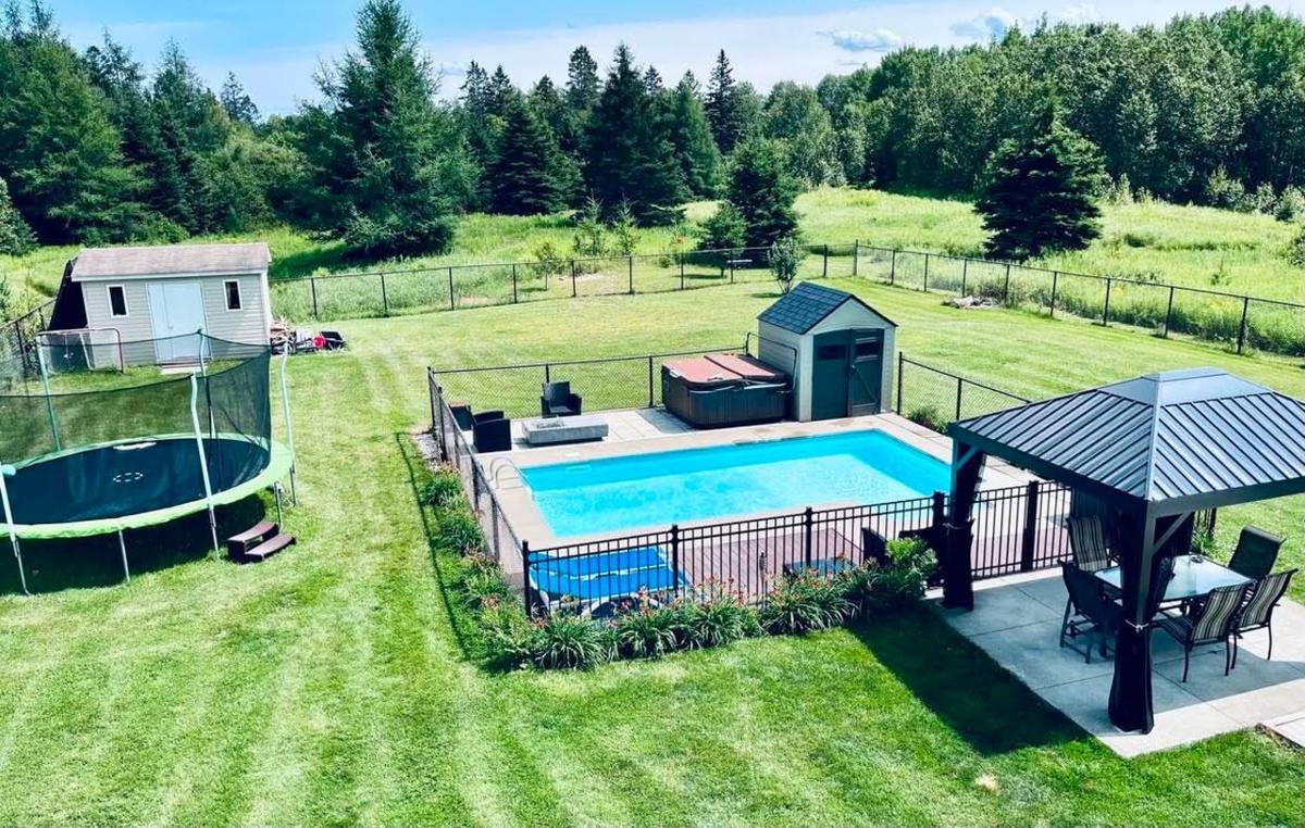 La piscine et la maison en arrière-plan