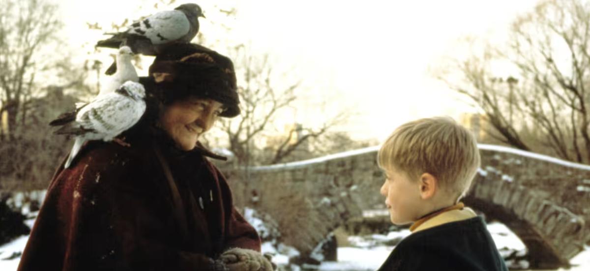 Brenda Fricker et Macaulay Culkin dans Maman j'ai raté l'avion