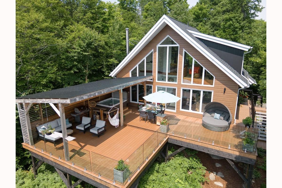Façade du chalet vue depuis l'allée