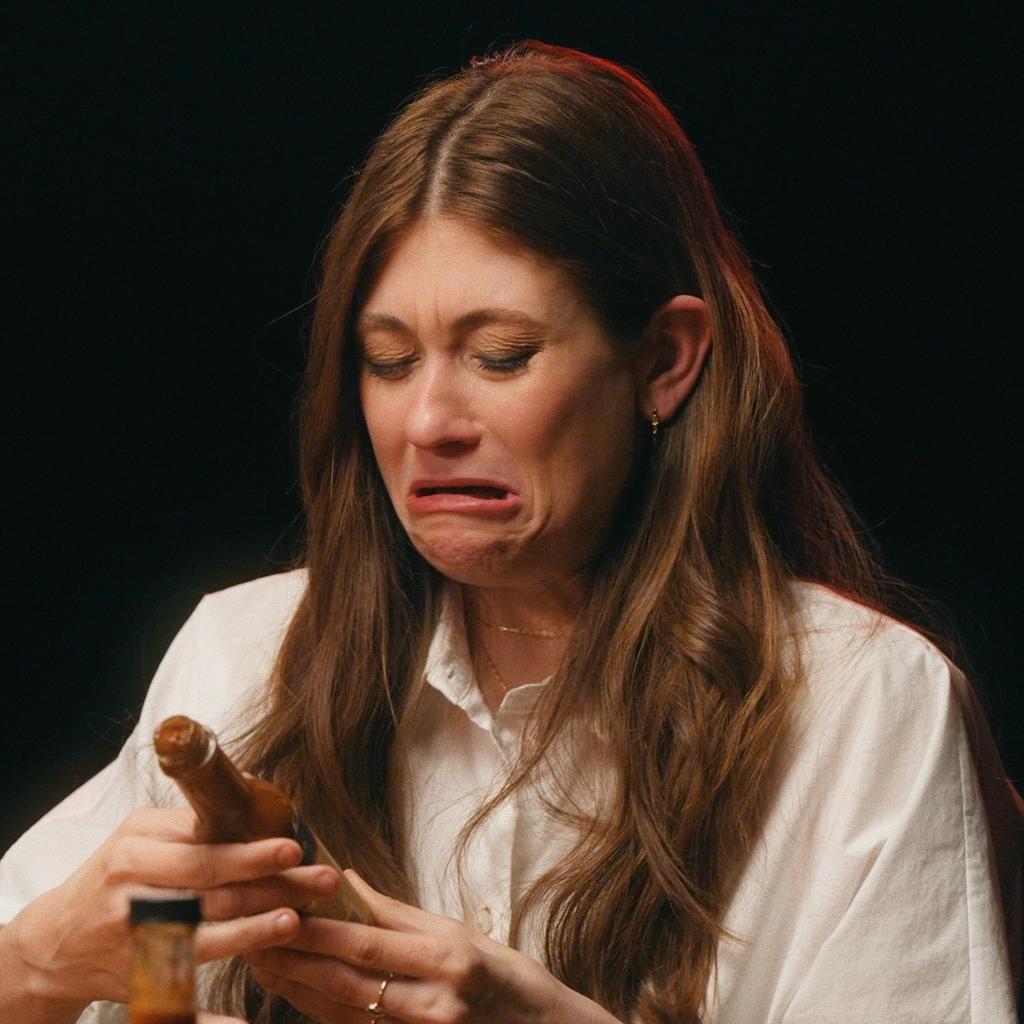 Katherine Levas à l'émission Hot Ones Québec