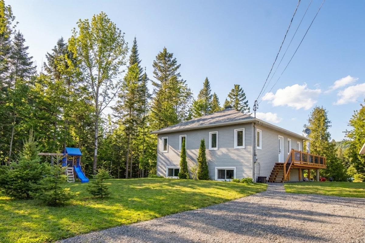 Façade et stationnement du chalet